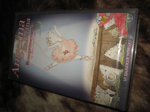 ANGELINA BALLERINA. 2000, 60 MIN.