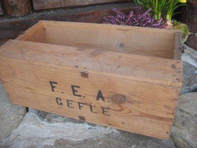 Treeske fra tidleg 1900 ca 50*27 cm stor 20 cm høg merka 