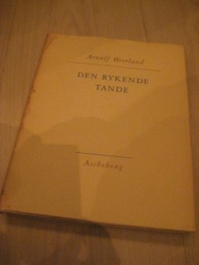 Øverland, Arnulf: DEN RYKENDE TANDE. 1960.