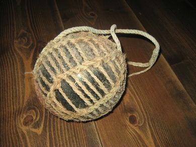 Pen kavl ca 12 cm i diameter mørk grønn med oppheng tidleg 1900