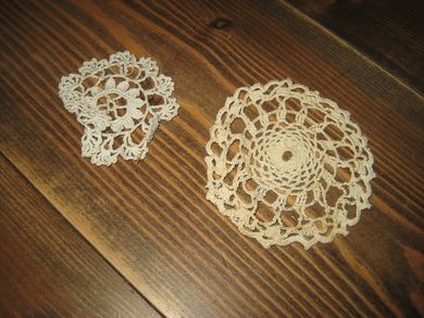 To brikker ca 7 og 9 cm i diameter