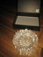 Strøkent,  ubrukt askebeger i krystall, ca 16 cm i diameter. Tungt. 