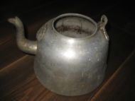 Nostalgisk og velbrukt kaffekjel uten lokk og hank. 30-40 tallet.