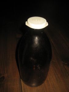 Eldre melkeflaske fra 50 tallet, ca 21 cm høg. 