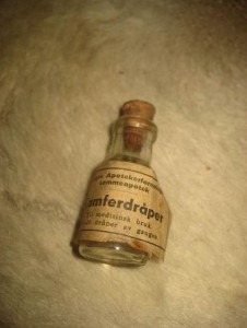 Liten flaske KAMFERDRÅPER, 40-50 tallet.