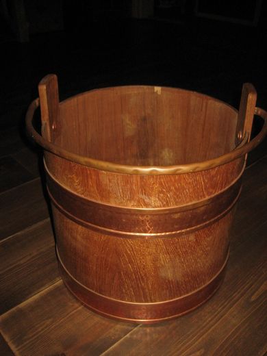 Stor trestamp med kobberband og hank ca 35 cm i diameter 35 cm høg