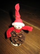 Julenisse på furukongle