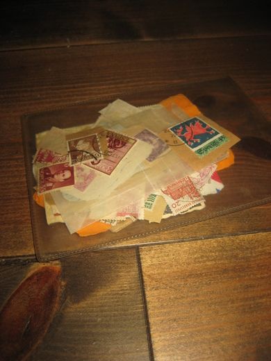 Pakke med brukte frimerker norske og utenlandske