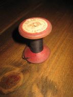 Stor trådsnelle i tre ca 5 cm høg