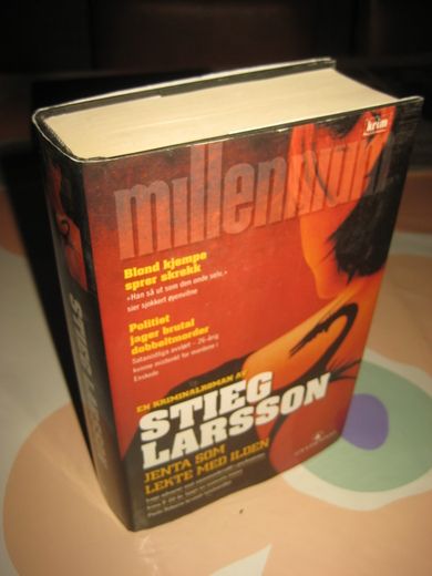 LARSSON STIG: JENTA SOM LEKTE MED ILDEN 2008