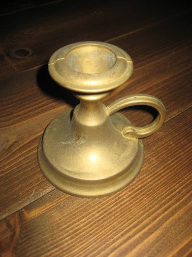 Nyere pen lysestake i messing