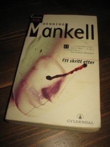 Mankell, Henning: Et skritt etter. 2002.