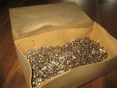 Eske med innhold fra gammelt skomakeri 30-40 tallet