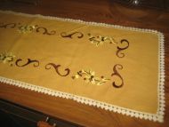 Pen heimebrodert duk / løper ca 84*28 cm stor