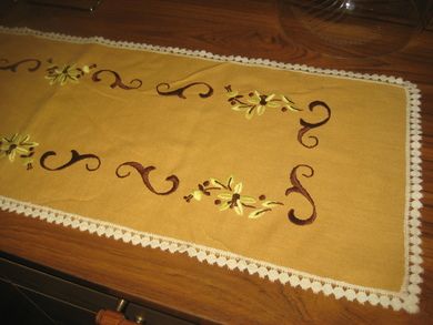 Pen heimebrodert duk / løper ca 84*28 cm stor