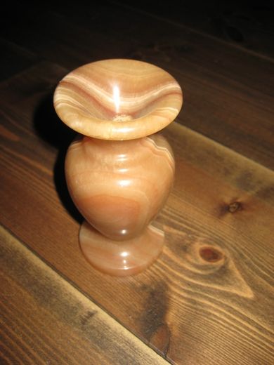 Vase i alabaster ?? ca 12 cm høg