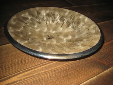 Eloksert fat på 3 føtter, 70 tallet. 26 cm i diameter.