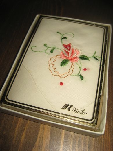 Pakke med uåpna brodert lommeduk