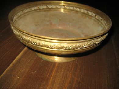 Dekorert messingfat med stett ca 18 cm i diameter