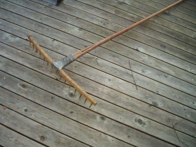 Gammel og meget forseggjort rive med tretinder 30-40 tallet