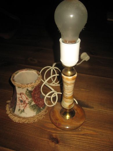 Lampefot fra 60 tallet med skjerm mangler metallet som fester skjermen til pæra