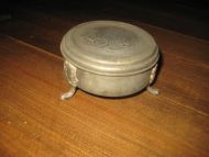 Meget gammel skål med lokk og 3 føtter ca 10 cm i diameter Gammel!!