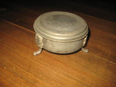 Meget gammel skål med lokk og 3 føtter ca 10 cm i diameter Gammel!!