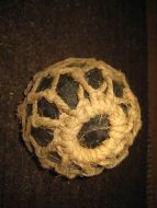 Pen stor kavlkule ed pen seis brukt ved garnfiske i gamle dager ca 12 cm i diameter 30-40 tallet Dette er kule nr 6