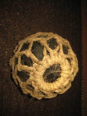 Pen stor kavlkule ed pen seis brukt ved garnfiske i gamle dager ca 12 cm i diameter 30-40 tallet Dette er kule nr 6