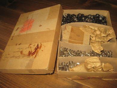 Eske med diverse innhold fra gammelt skomakeri på 40-50 tallet