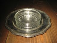 Blikkfat med glasskål, ca 15 cm i diameter.