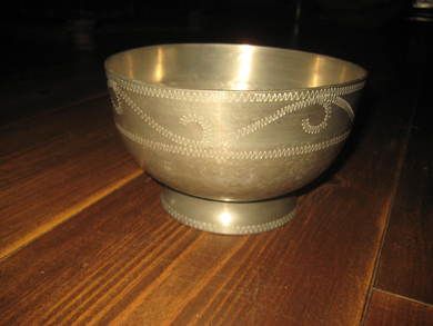 Pen gammel bolle i tinn med dekor ca 15 cm i diameter 9 cm høg Gammel