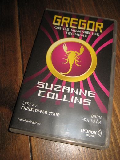 COLLINS: GREGOR OG DE HEMMELIGE TEGNENE. 10 ÅR, 6.5 TIMER.