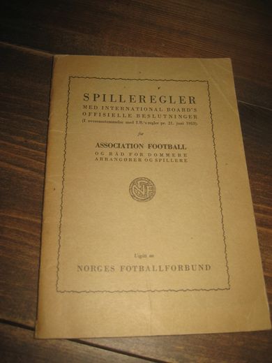 SPILLEREGLER MED INTERNATIONAL BOARD'S OFFISIELLE BESLUTNINGER Norges Fotballforbund 1954
