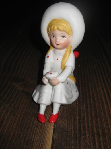 Jente med sopp pen porselensfigur av noe nyere dato