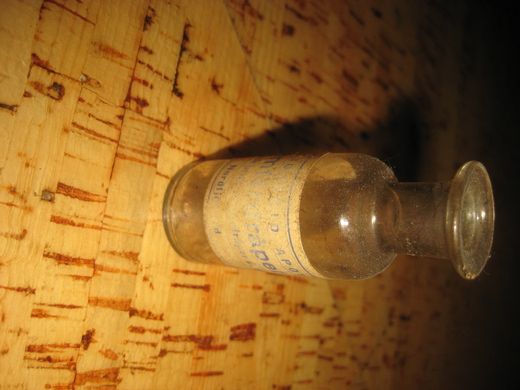 Flaske uten innhold Kamferdråper fra Nordfjoreid Apotek 40 tallet