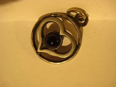 Tinnsmykke uten kjede. 70 tallet.