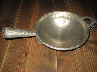 Tinnskål med hank og dekorasjon 70 tallet