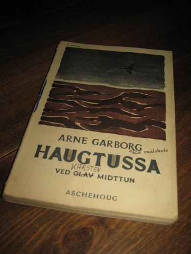 GARBORG ARNE: HAUGTUSSA 1961 Stempla RÅ UNGDOMSSKOLE