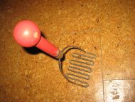Gammelt kjøkkenutstyr, en stappe, trur eg……….Trehandtak og metall, ca 26 cm høg.