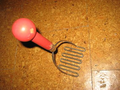 Gammelt kjøkkenutstyr en stappe trur eg……… Trehandtak og metall ca 26 cm høg