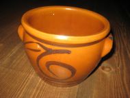 Brun krukke med hanker. Ca 16 cm i diameter. 12 cm høg.