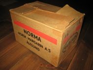 Eske i papp, fra NORMA NORSK MARGARIN, ÅLESUND. Ca 26*17 cm stor, 15 cm høg. 60 tallet.