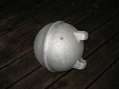 Blåse i metall brukt i forbindelse med garnfiske i gamle dager