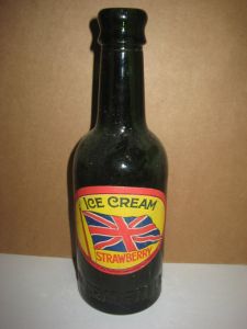 Eldre flaske fra AUSTIN CRAVEN, MANCHESTER. Ice Cream Strawberry, fra Duckworth, Old Trafford, Manchester.