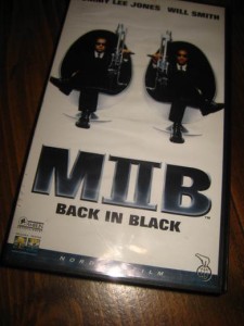 MAN IN BLACK. BLACK IN BLACK. 2002, 11 ÅR, 84 MIN