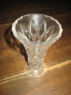 Pen krystallvase ??, ca 10 cm høg.