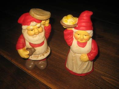 Julenissepar ca 12 cm høge mann opg kone selges under ett 60-70 tallet?