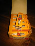 Eske med 10 pakker plugger BPR6EFS Selges samla