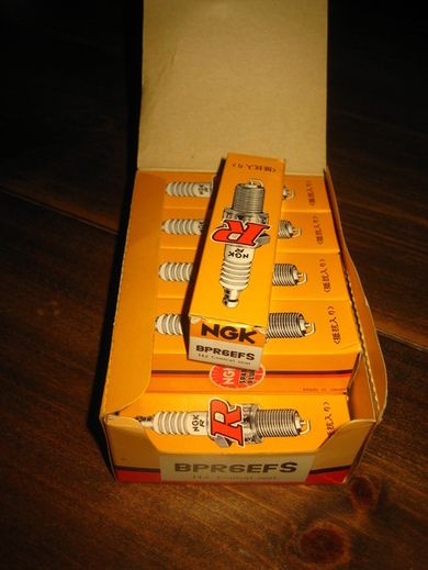 Eske med 10 pakker plugger BPR6EFS Selges samla